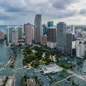 O nível do mar já subiu muito mais do que o estimado Esta imagem dramática mostra uma metrópole costeira lutando contra o avanço das águas. A maré alta,