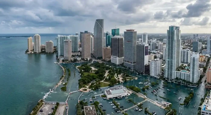 Esta imagem dramática mostra uma metrópole costeira lutando contra o avanço das águas. A maré alta, Esta imagem dramática mostra uma metrópole costeira lutando contra o avanço das águas. A maré alta,