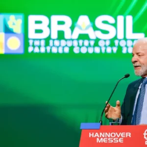 Lula destaca pioneirismo do Brasil na transição energética durante encontro econômico com líderes em Hanôver