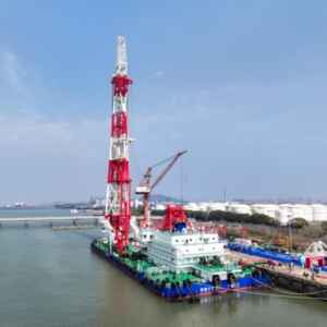 Maior navio bate-estacas do mundo chega ao Brasil para viabilizar a construção da ponte Salvador-Itaparica com tecnologia de engenharia marítima chinesa.