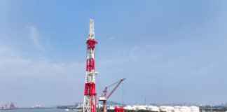 Maior navio bate-estacas do mundo chega ao Brasil para viabilizar a construção da ponte Salvador-Itaparica com tecnologia de engenharia marítima chinesa.
