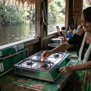 Biodigestores comunitários transformam resíduos orgânicos em energia limpa e gás de cozinha em comunidades isoladas na Amazônia