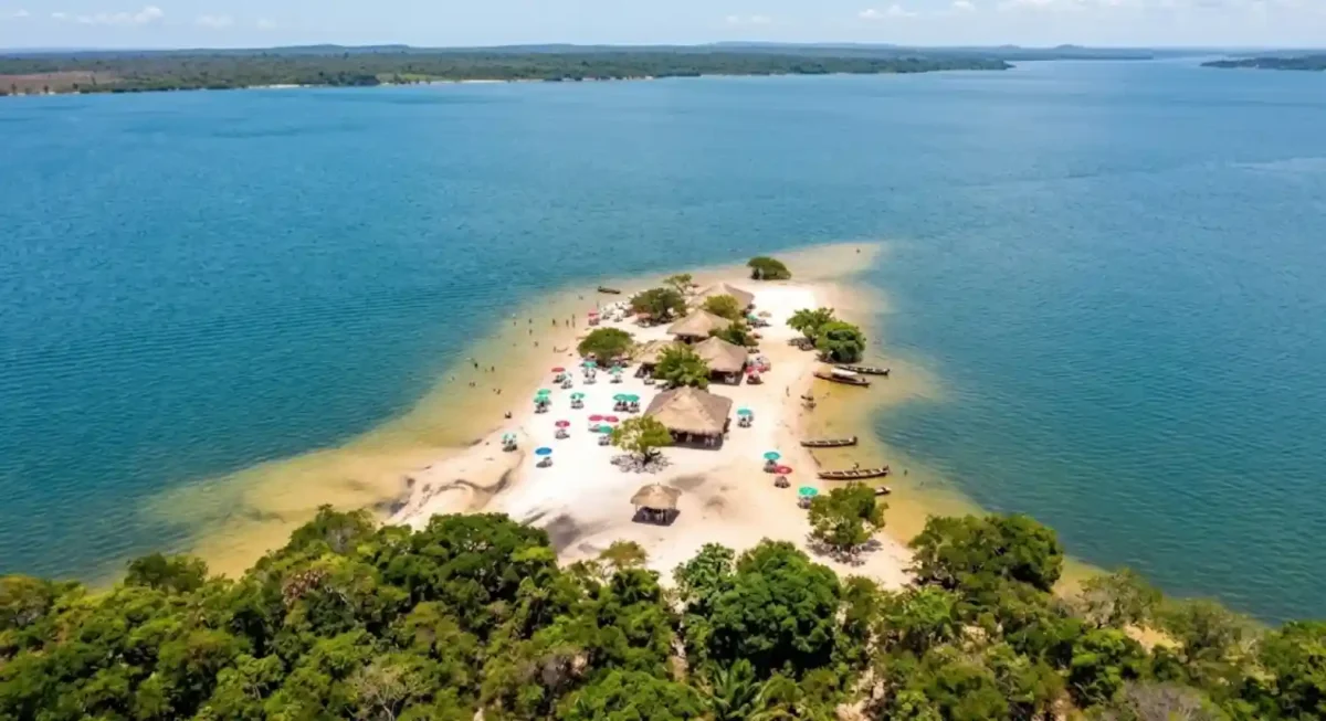 Alter do Chão, mostrando a areia branca e o Rio Tapajós