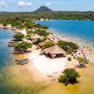 Descubra por que Alter do Chão é eleita o Caribe da Amazônia com suas praias de areia branca no Rio Tapajós e floresta nativa Alter do Chão, mostrando a areia branca e o Rio Tapajós