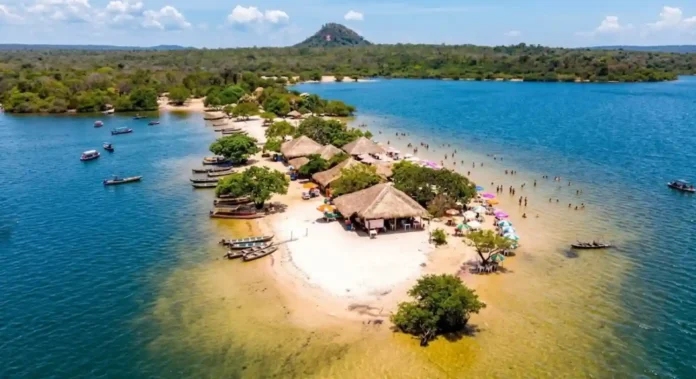 Alter do Chão, mostrando a areia branca e o Rio Tapajós