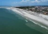 As praias oceânicas de Salinópolis e seus manguezais vibrantes oferecem um refúgio natural próximo a Belém no Pará Praia do Atalaia em Salinópolis