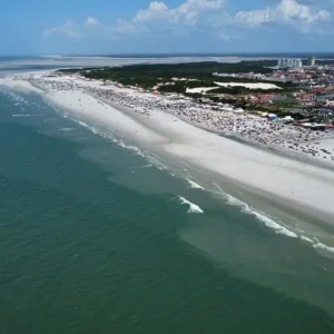 As praias oceânicas de Salinópolis e seus manguezais vibrantes oferecem um refúgio natural próximo a Belém no Pará Praia do Atalaia em Salinópolis