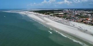 As praias oceânicas de Salinópolis e seus manguezais vibrantes oferecem um refúgio natural próximo a Belém no Pará Praia do Atalaia em Salinópolis