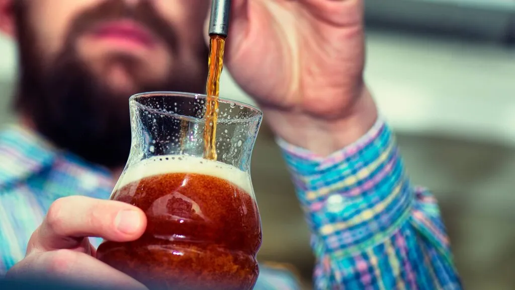 Levedura nacional para cerveja artesanal: como o método de propagação e secagem da Biosab pretende reduzir os custos de produção em 30% 2 producao de cerveja artesanal scaled 1