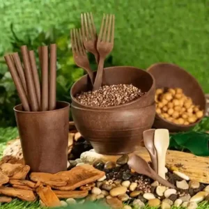 Startup do Pará cria bioplástico com caroço de açaí segurando grânulos de bioplástico marrom