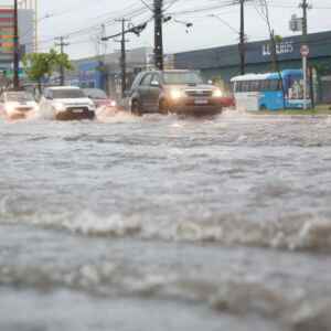 Alerta de chuva forte no Grande Recife mobiliza órgãos de controle e mantém a população em vigilância devido ao risco de precipitações intensas.