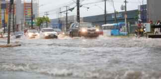 Alerta de chuva forte no Grande Recife mobiliza órgãos de controle e mantém a população em vigilância devido ao risco de precipitações intensas.