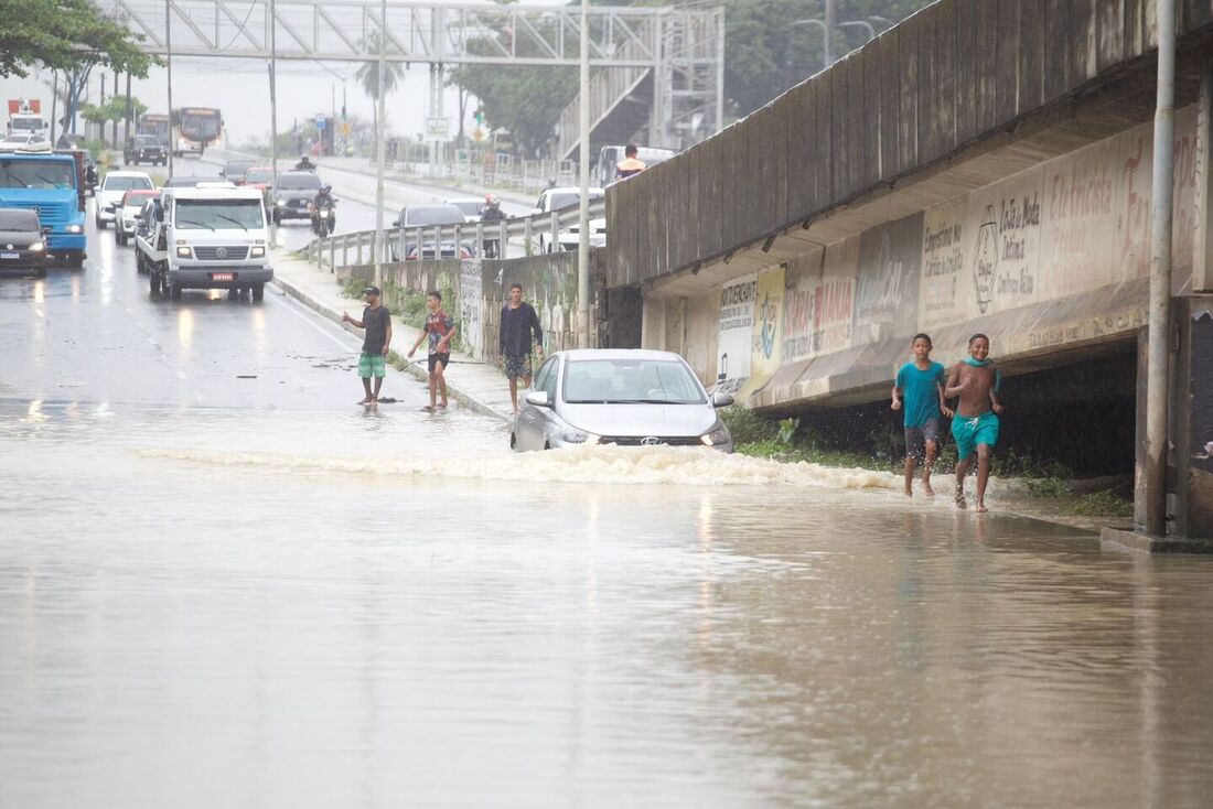 Alerta de chuva forte no Grande Recife mobiliza órgãos de controle e mantém a população em vigilância devido ao risco de precipitações intensas. 1 whatsapp image 2026 04 07 at 181903