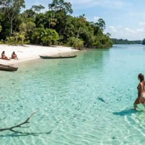 Como o turismo de base comunitária no Rio Arapiuns preserva praias fluviais idênticas ao Caribe e fortalece a bioeconomia amazônica