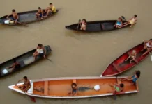 Como os professores da Amazônia navegam horas para garantir educação em escolas flutuantes nos rios do interior
