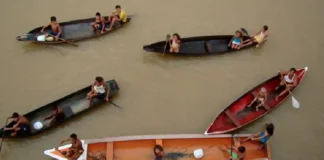 Como os professores da Amazônia navegam horas para garantir educação em escolas flutuantes nos rios do interior