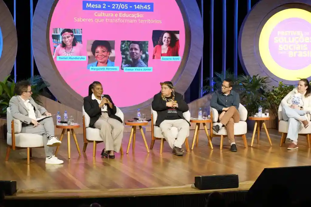 Tecnologias sociais nascidas nas comunidades apontam caminhos para o Brasil 5 Mesa de debate do festival no CCBB Brasília, com a ministra Margareth Menezes e o escritor e ativista Daniel Munduruku entre os participantes. Buscar imagem oficial que mostre os debatedores e o público.