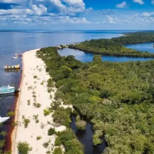 Entenda a dinâmica que faz centenas de ilhas aparecerem e sumirem nas águas escuras da Amazônia durante as mudanças de estação.