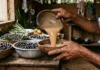 Como o preparo tradicional do vinho de bacaba preserva a rica biodiversidade e a segurança alimentar na Amazônia