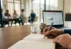 Escrever anotações à mão durante reuniões de trabalho desenvolve uma capacidade de análise superior segundo a psicologia
