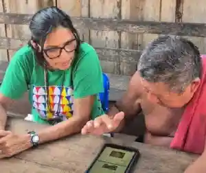 Tecnologias sociais nascidas nas comunidades apontam caminhos para o Brasil 3 Ancião ou professor indígena durante o registro de palavras para o dicionário, em diálogo com pesquisadores do Museu Goeldi. Valorizar o gesto da fala e a troca entre gerações.Crédito: Museu Paraense Emílio Goeldi