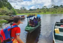 Como professores desafiam as marés e navegam horas para manter escolas flutuantes ativas no interior da Amazônia