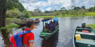 Como professores desafiam as marés e navegam horas para manter escolas flutuantes ativas no interior da Amazônia