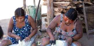 Mulheres lideram nova geração de negócios da sociobiodiversidade na Amazônia Mulheres indígenas realizam o beneficiamento de matérias-primas da floresta em atividade ligada à produção comunitária e à valorização de conhecimentos tradicionais (Foto: André+Carioba)