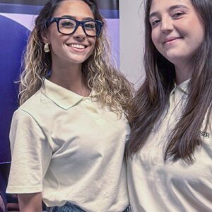 Estudantes criam retardante de chamas natural e disputam prêmio de US$ 1 milhão As duas estudantes da PUCPR criadoras do retardante de chamas BIODEFENSER
