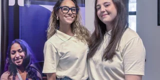 Estudantes criam retardante de chamas natural e disputam prêmio de US$ 1 milhão As duas estudantes da PUCPR criadoras do retardante de chamas BIODEFENSER