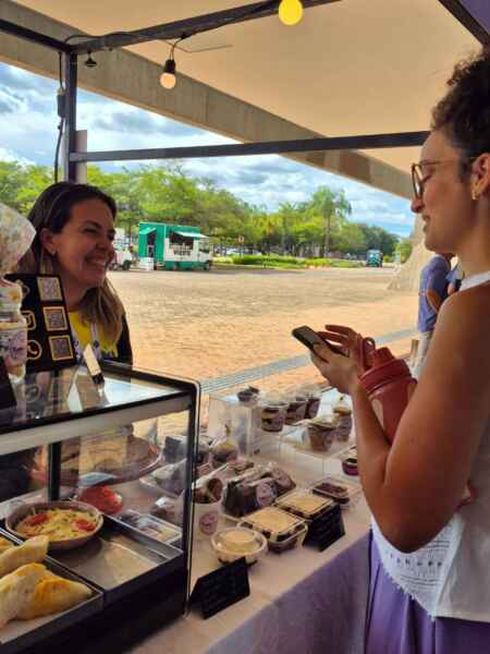 Tecnologias sociais nascidas nas comunidades apontam caminhos para o Brasil 1 Vista geral do festival no CCBB Brasília, com a feira de sociobiodiversidade e o público circulando entre os estandes dos projetos. Buscar imagem oficial que transmita a diversidade de iniciativas reunidas.Crédito: Fundação Banco do Brasil / divulgação