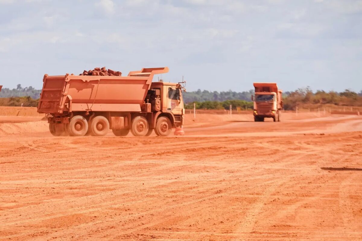Caminhões fora de estrada transportando minério em área de mineração no Pará