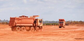 Pará deve atrair US$ 14,7 bilhões em mineração até 2030 Caminhões fora de estrada transportando minério em área de mineração no Pará