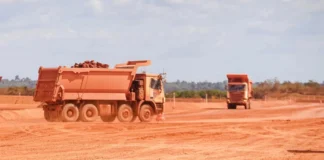 Pará deve atrair US$ 14,7 bilhões em mineração até 2030 Caminhões fora de estrada transportando minério em área de mineração no Pará
