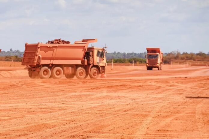 Caminhões de minério na mineração do Pará Caminhões fora de estrada transportando minério em área de mineração no Pará