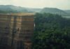 Pará deve atrair US$ 14,7 bilhões em mineração até 2030 Mina a céu aberto ao lado de floresta amazônica preservada