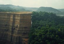 Pará deve atrair US$ 14,7 bilhões em mineração até 2030 Mina a céu aberto ao lado de floresta amazônica preservada