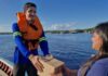 Empresa manauara leva case de logística fluvial da Amazônia à Logistique 2026 Funcionária da Navegam Log entrega uma encomenda em embarcação na Amazônia