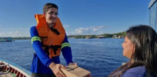 Empresa manauara leva case de logística fluvial da Amazônia à Logistique 2026 Funcionária da Navegam Log entrega uma encomenda em embarcação na Amazônia