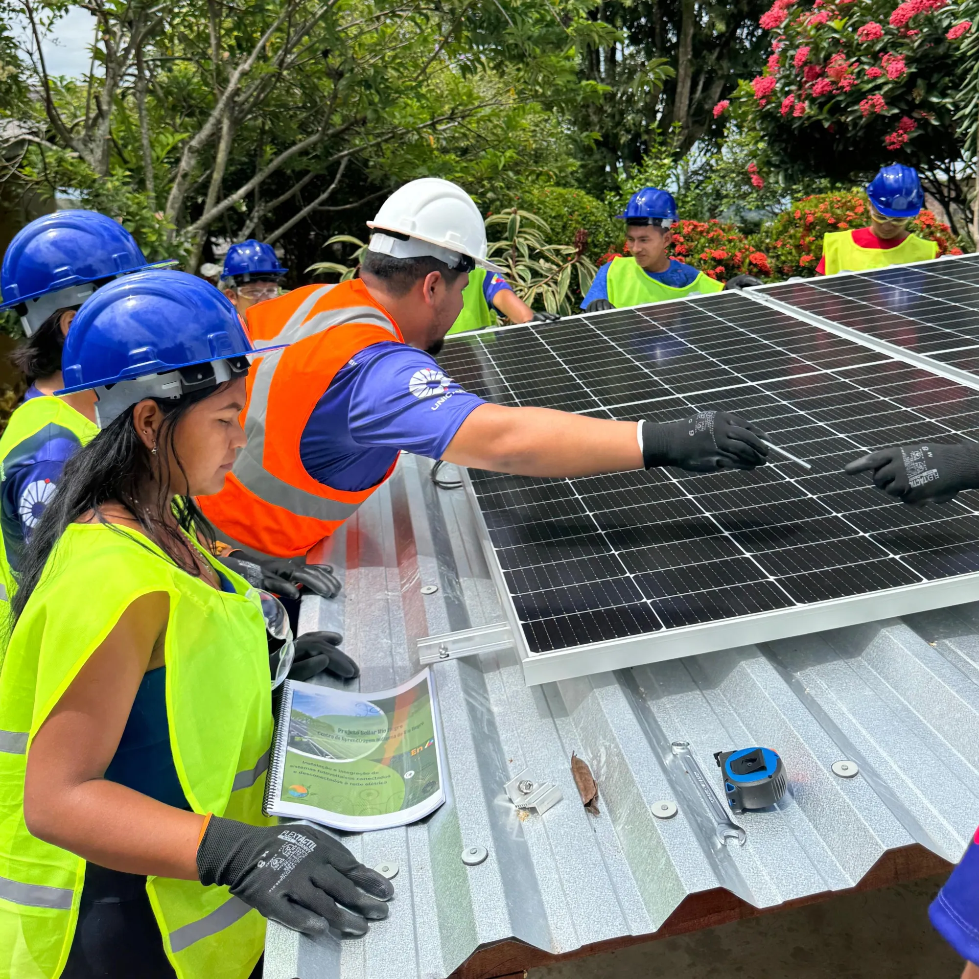 Tecnologias sociais nascidas nas comunidades apontam caminhos para o Brasil 2 Painéis solares instalados em comunidade indígena do Alto Rio Negro, com moradores fazendo a operação ou manutenção do sistema. A cena deve mostrar a tecnologia integrada à vida da aldeia, e não equipamento isolado.Crédito: Foirn / Agência Brasil / acervo institucional do projeto
