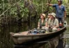 Moradores do Rio Arapiuns guiam turistas por trilhas e revelam os segredos dos frutos nativos na floresta de igapó