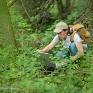 A jovem cientista do Sul que abandonou o conforto para desvendar e proteger os maiores segredos arbóreos da floresta amazônica