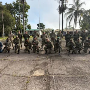 Militares Brasileiros Compartilham Técnicas de Guerra na Selva no Suriname Militares Brasileiros Compartilham Técnicas de Guerra na Selva no Suriname