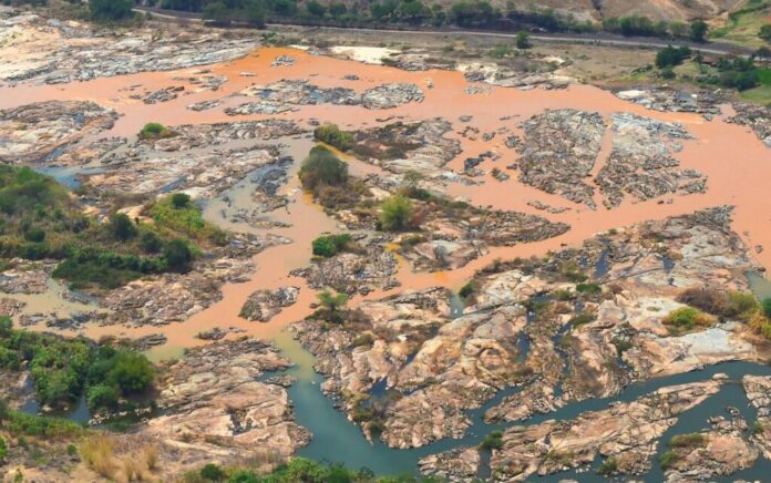 Barragens de rejeitos ameaçam abastecimento de 6 milhões em MG