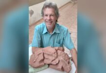 Quem achou a serpente de 80 milhões de anos descrita na Nature Paleontólogo William Nava com o esqueleto fóssil da serpente Tametara mirim no Museu de Paleontologia de Marília