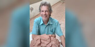 Quem achou a serpente de 80 milhões de anos descrita na Nature Paleontólogo William Nava com o esqueleto fóssil da serpente Tametara mirim no Museu de Paleontologia de Marília