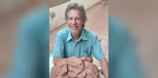 Quem achou a serpente de 80 milhões de anos descrita na Nature Paleontólogo William Nava com o esqueleto fóssil da serpente Tametara mirim no Museu de Paleontologia de Marília