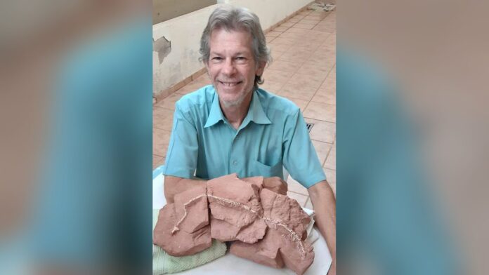 William Nava e o fóssil da serpente Tametara mirim Paleontólogo William Nava com o esqueleto fóssil da serpente Tametara mirim no Museu de Paleontologia de Marília