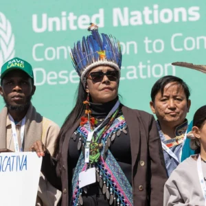 Indígenas protestam na COP17 da Desertificação, rejeitam espaço simbólico e cobram voz nas decisões globais Indígenas protestam na COP17 da Desertificação, rejeitam espaço simbólico e cobram voz nas decisões globais