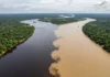 Rios Negro e Solimões percorrem cerca de 6 quilômetros lado a lado antes de misturar temperaturas, velocidades e sedimentos Rios Negro e Solimões percorrem cerca de 6 quilômetros lado a lado antes de misturar temperaturas, velocidades e sedimentos